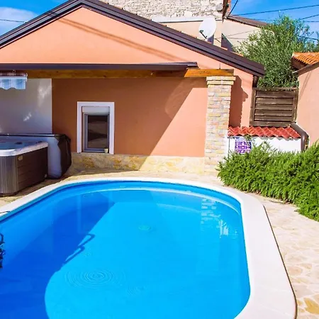 Vila Kuca S Bazenom Emanuela