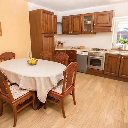 Kuca S Bazenom Emanuela بوريتش